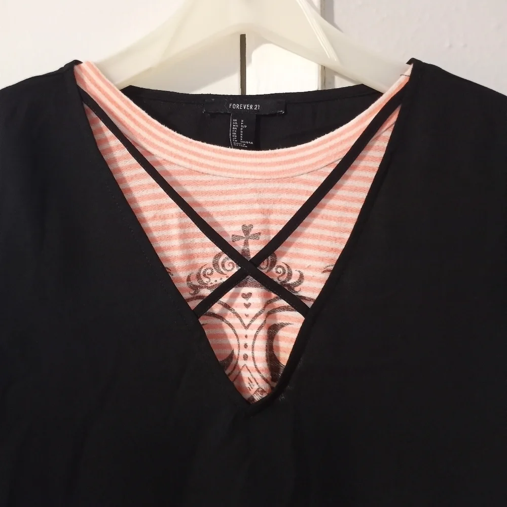 forever21 women's long-sleeved shirt with design on the front size‎ S